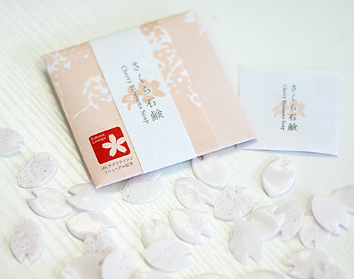 【デザインコンペ受賞者】近藤真弓さんがデザインされた「さくら石鹸」が、日本航空の羽田空港国際線サクララウンジのノベルティとして採用されました。