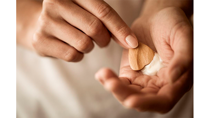 植物由来の成分を贅沢に使用したスキンケア製品を使用したハンドトリートメント