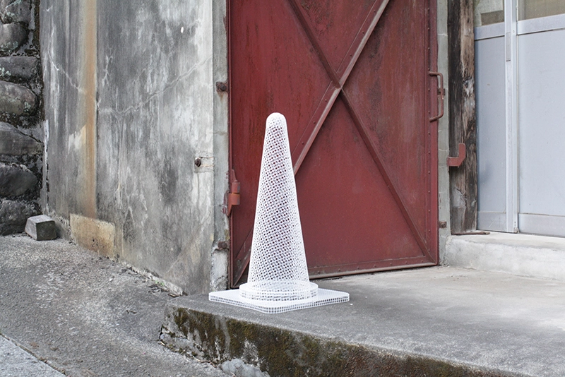 三角コーン　コンクリートブロックの写真