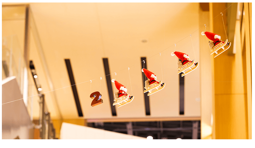 新しいそりを試したいサンタ