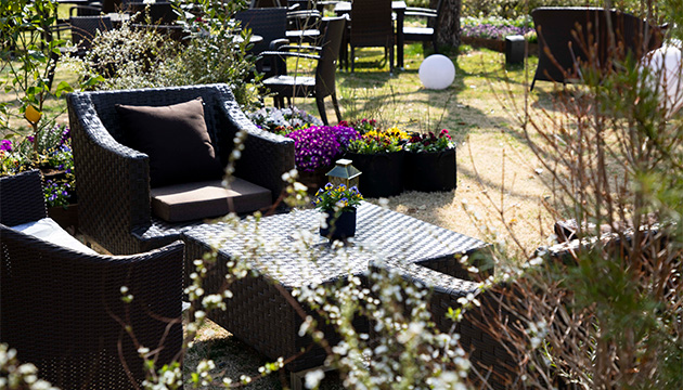 Special relaxing seats wrapped in the scents and colors of flowers