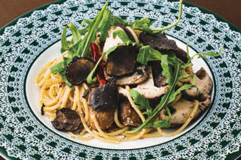 森のきのことたっぷりのトリュフのパスタ