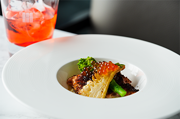 桜マスのコンフィ 新玉ネギのピュレとイクラ添え／ロクローニ