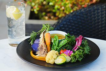 彩り春野菜のバーニャカウダ／ROKU〈六〉シトラスクーラー