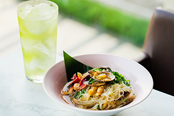 特選 白象貝と浅利の蒜蓉蒸し～銀糸仕立て～／抹茶トニック