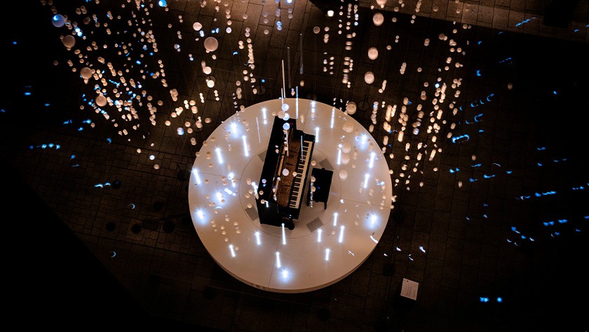 The tones of a piano played by sparkling drops