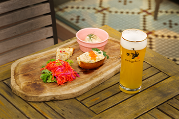 自家製アペロ4種盛り合わせと自社醸造ビール