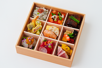 春の水簾行楽弁当