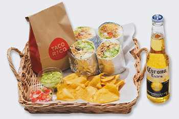 アボカドたっぷりチキン&カーニタスポークのブリトー2種+チップス&ワカモレ・サルサソースのセット／コロナビール