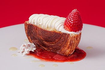 クロワッサンのショートケーキ 黒トリュフハチミツとルバーブ