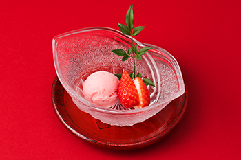 「あまりん」を使用したアイスクリームとイチゴの盛り合わせ
