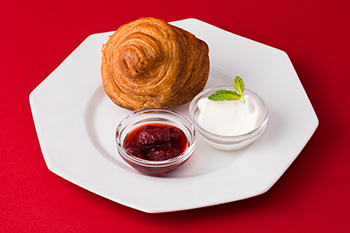 クロフィン 自家製苺とカルダモンのジャム・ホイップ添え