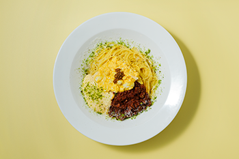 クラッシュエッグ&とろけるチーズ ミートソース スパゲティ