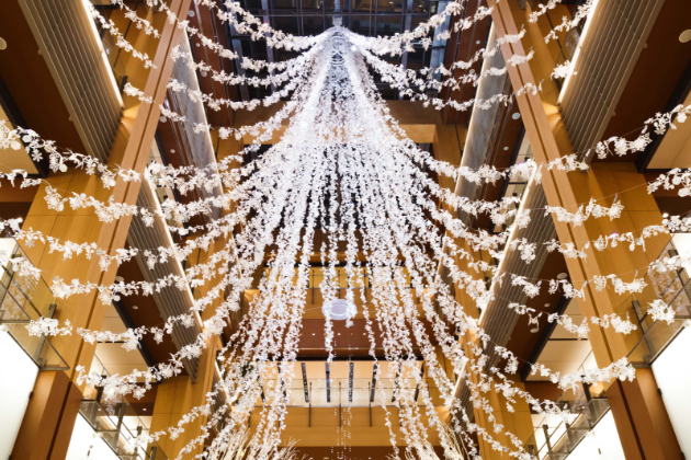 Inhouse display White Snow Shower