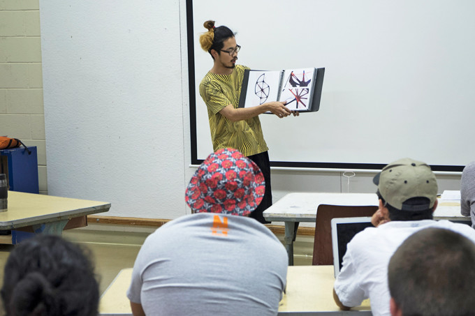 現地の学生を前に自身の作品を解説